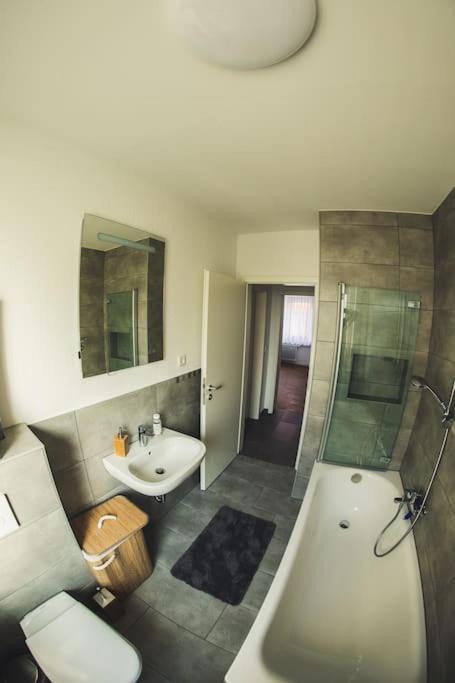 Wunderschoene Neue 3,5 Zimmerwohnung Naehe Kassel Bis 4 Erwachsene 3 Kinder Fuldatal Dış mekan fotoğraf