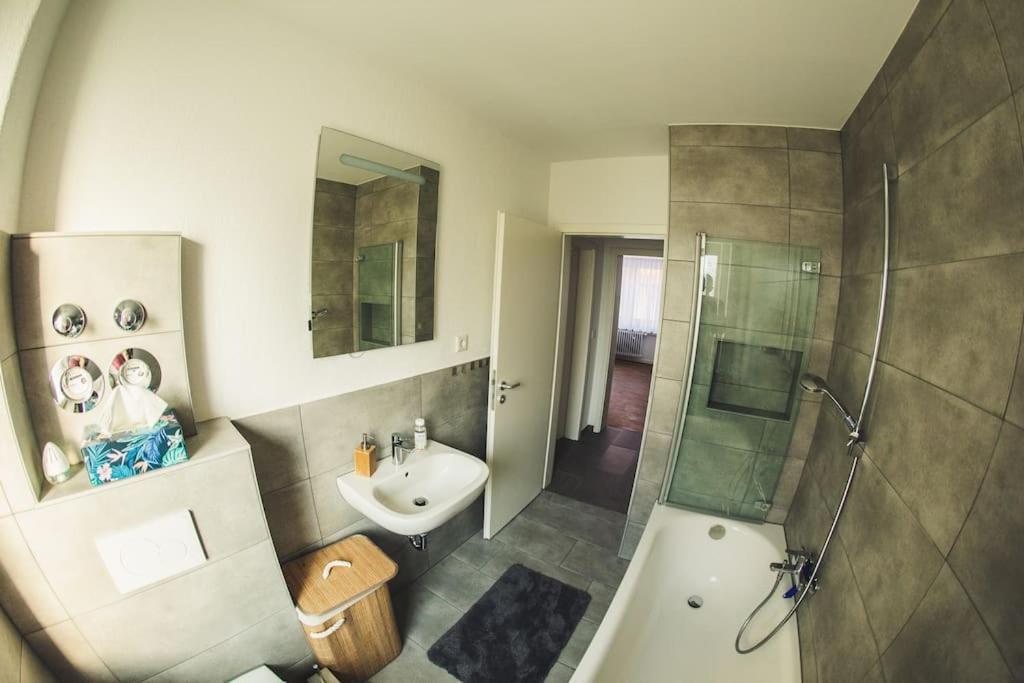 Wunderschoene Neue 3,5 Zimmerwohnung Naehe Kassel Bis 4 Erwachsene 3 Kinder Fuldatal Dış mekan fotoğraf
